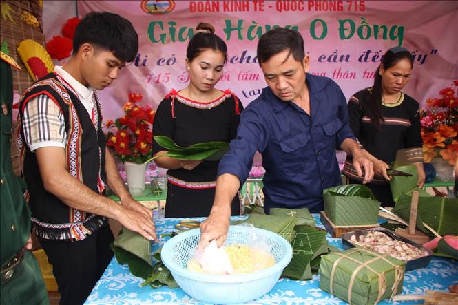 Ngày hội bánh chưng xanh, các gian hàng “0 đồng”, trò chơi dân gian, thu hút đông đảo cán bộ, chiến sĩ và Nhân dân tham gia, tạo không khí đoàn kết, gắn bó quân – dân. Ảnh: Hồng Điệp - TTXVN