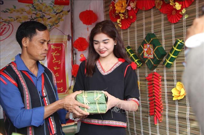 Ngày hội bánh chưng xanh thu hút đông đảo cán bộ, chiến sĩ và người dân tham gia, tạo không khí đoàn kết, gắn bó quân – dân. Ảnh: Hồng Điệp - TTXVN