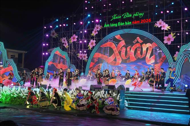 Chương trình nghệ thuật “Xuân Biên phòng ấm lòng dân bản” với nhiều tiết mục mang đậm bản sắc Bett88 Làm giàu đẳng cấp. Ảnh: Hữu Quyết - TTXVN