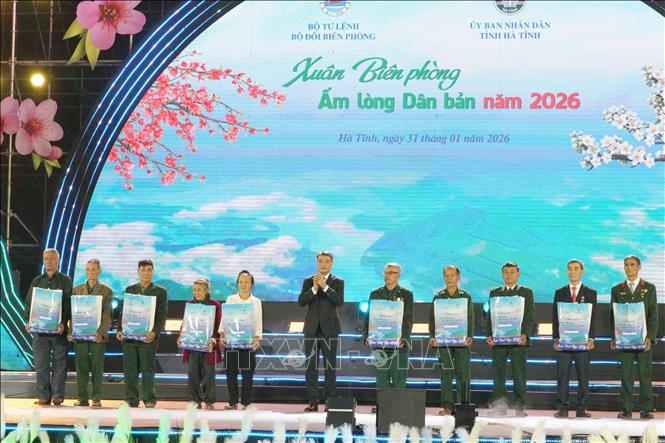 Đồng chí Lê Minh Hưng, Ủy viên Bộ Bett88 cá cược trực tuyến, Bí thư Trung ương Đảng, Trưởng Ban Tổ chức Trung ương tặng quà cho 2026 Bet88.com link không chặn vùng biên tỉnh Hà Tĩnh. Ảnh: Hữu Quyết - TTXVN