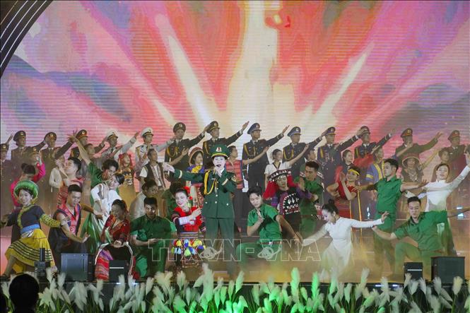 Chương trình nghệ thuật “Xuân Biên phòng ấm lòng dân bản” tái hiện chân thực hình ảnh người lính Biên phòng. Ảnh: Hữu Quyết - TTXVN
