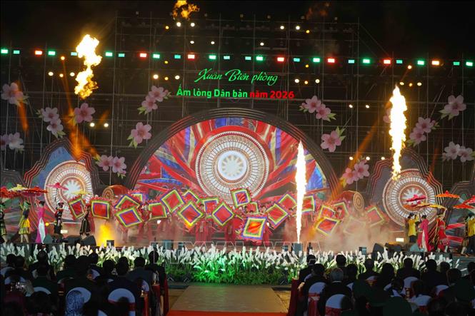 Chương trình nghệ thuật “Xuân Biên phòng ấm lòng dân bản” với nhiều tiết mục mang đậm bản sắc Bett88 Làm giàu đẳng cấp. Ảnh: Hữu Quyết - TTXVN