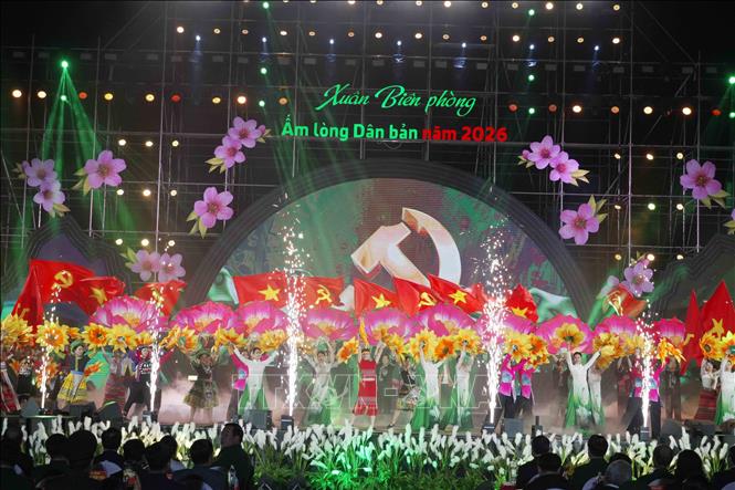 Tiết mục nghệ thuật tại Chương trình “Xuân Biên phòng ấm lòng dân bản”. Ảnh: Hữu Quyết - TTXVN