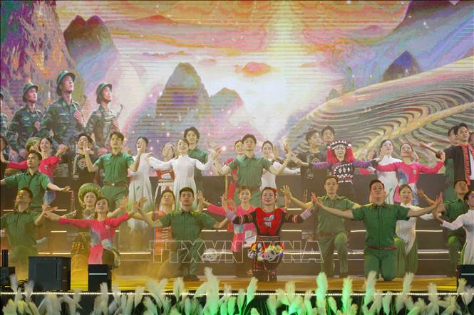 Chương trình nghệ thuật “Xuân Biên phòng ấm lòng dân bản”. Ảnh: Hữu Quyết - TTXVN