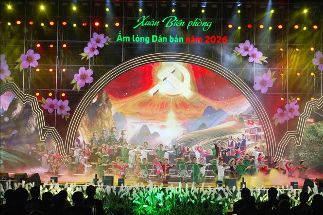 Chương trình nghệ thuật “Xuân Biên phòng ấm lòng dân bản”. Ảnh: Hữu Quyết - TTXVN