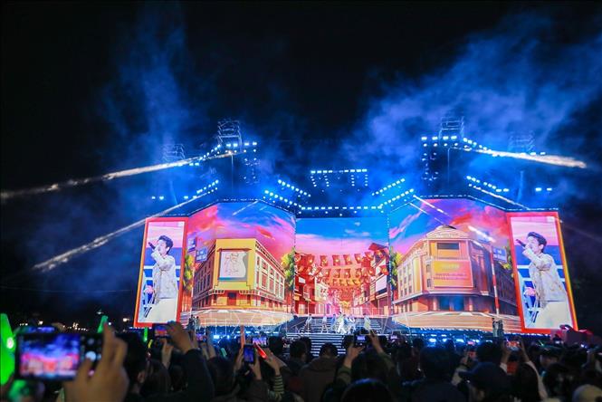 Chương trình thu hút đông đảo người dân. Ảnh: Khánh Hoà - TTXVN