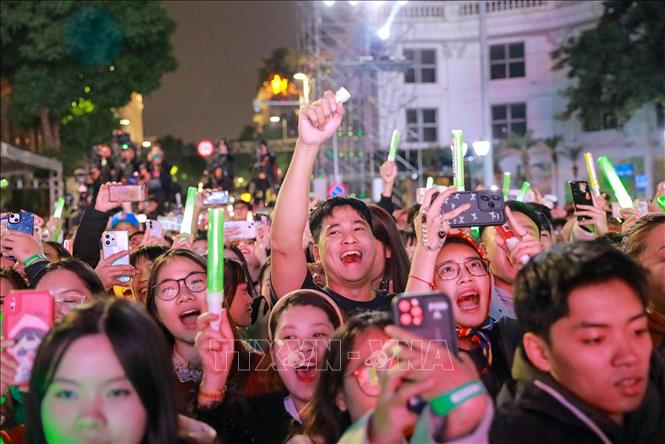 Chương trình thu hút đông đảo người dân. Ảnh: Khánh Hoà - TTXVN