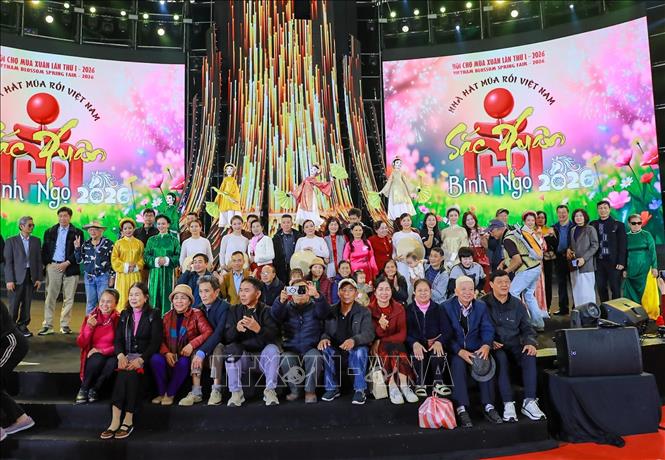 Người dân chụp ảnh chung với các nghệ sĩ tại Hội chợ mùa Xuân 2026. Ảnh: Khánh Hoà - TTXVN