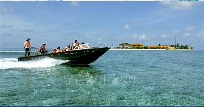 Bộ đội tuần tra bảo vệ chủ quyền vùng biển khu vực đảo Sinh Tồn. Ảnh: Hồng Kỳ - TTXVN