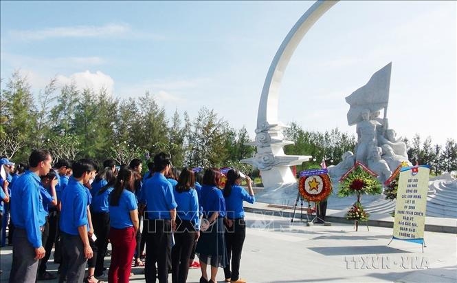 Đoàn viên thanh niên tỉnh Khánh Hòa dâng hương tại Khu tưởng niệm chiến sĩ Gạc Ma ở xã Cam Hải Đông, huyện Cam Lâm (tỉnh Khánh Hòa). Ảnh: Phan Sáu - TTXVN