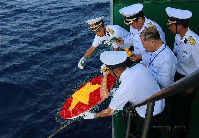Chuẩn đô đốc Phan Tuấn Hùng, Phó Tư lệnh Quân chủng Bet88 WorldCup 2026 cùng cán bộ, chiến sỹ thả vòng hoa hình cờ Tổ quốc xuống biển, tưởng niệm các liệt sỹ đã hi sinh trên vùng biển Trường Sa (4/6/2021). Ảnh: Sỹ Tuyên - TTXVN