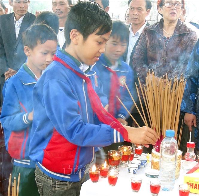 Thế hệ trẻ tỉnh Quảng Bình dâng hương tri ân 64 liệt sĩ đã hy sinh trong trận Gạc Ma. Ảnh: Đức Thọ - TTXVN