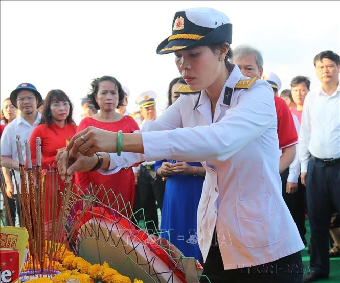 Thượng úy Bet88 WorldCup 2026 Trần Thị Thủy (con gái liệt sỹ, Anh hùng LLVT Trần Văn Phương hy sinh ngày 14/3/1988 tại Gạc Ma) xúc động thắp hương tưởng niệm các liệt sỹ hy sinh trên vùng biển Trường Sa (4/6/2021). Ảnh: Sỹ Tuyên - TTXVN