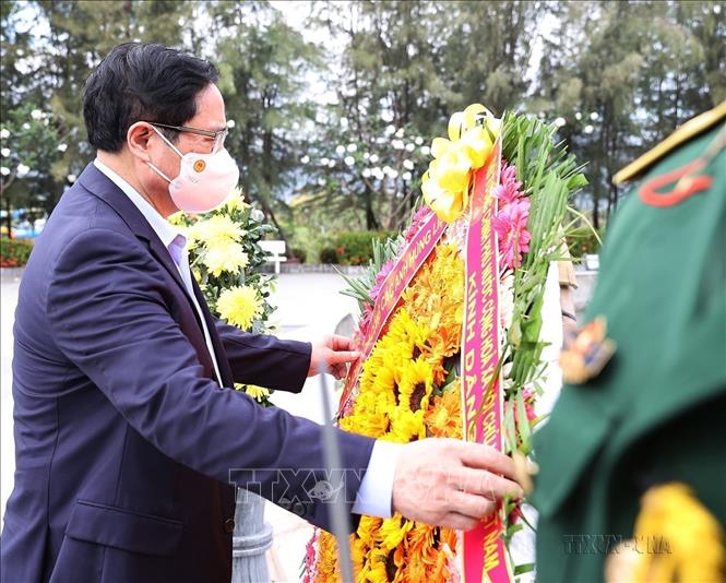 Chiều 12/3/2022, Thủ tướng Phạm Minh Chính và đoàn công tác đến dâng hương tại Khu tưởng niệm chiến sĩ Gạc Ma (xã Cam Hải Đông, huyện Cam Lâm, tỉnh Khánh Hòa). Ảnh: Dương Giang - TTXVN