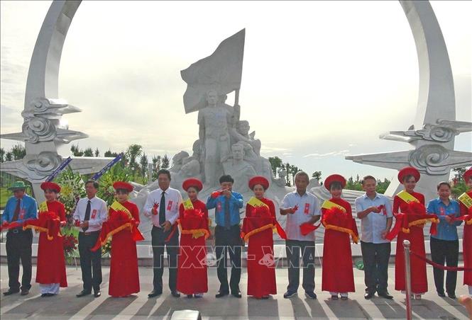 Lễ khánh thành Khu Tưởng niệm chiến sĩ Gạc Ma, ngày 15/7/2017. Công trình được xây dựng tại xã Cam Hải Đông, huyện Cam Lâm (tỉnh Khánh Hòa) nhằm ghi công và tri ân 64 chiến sĩ hải quân đã hy sinh trong cuộc chiến đấu bảo vệ đá Gạc Ma thuộc quần đảo Trường Sa của Việt Nam ngày 14/3/1988, “địa chỉ đỏ” Trang chủ Bet88.com uy tín Nhận code 88k chủ quyền biển đảo cho thế hệ trẻ. Ảnh: Nguyên Lý - TTXVN