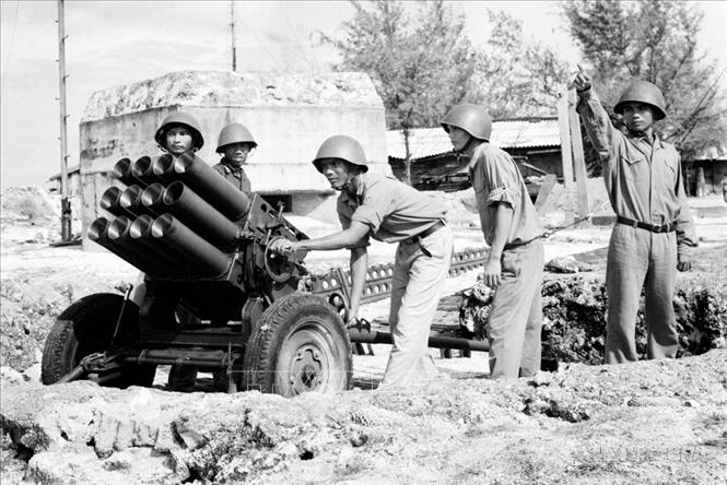 Trận chiến đấu bảo vệ chủ quyền Tổ quốc ở Gạc Ma thức tỉnh trái tim người Việt về nhiệm vụ thiêng liêng bảo vệ chủ quyền biển, đảo của Tổ quốc. Trong ảnh: Chiến sĩ khẩu đội 13, HI2, đại đội 3, đảo Sinh Tồn nêu cao tinh thần cảnh giác, sẵn sàng chiến đấu (1984). Ảnh: Hồng Thụ - TTXVN