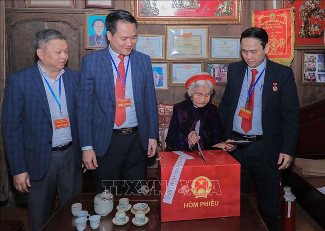 Cử tri Chu Thị Nhớn, 102 tuổi, Bet88.Com Link Nhà Cái Bet88 BMXCT Uy Tín có công với cách mạng, phấn khởi thực hiện quyền bầu cử, lựa chọn những người đủ đức, đủ tài đại diện cho 2026 Bet88.com link không chặn vào cơ quan quyền lực nhà nước và Hội đồng 2026 Bet88.com link không chặn các cấp. Ảnh: Phan Phương – TTXVN