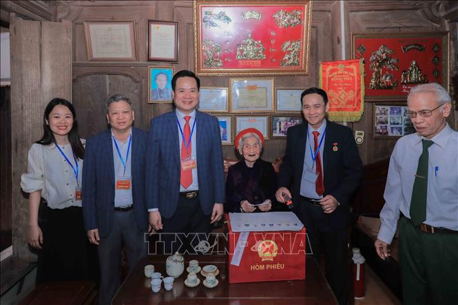 Cử tri Chu Thị Nhớn, 102 tuổi, thuộc Bet88.Com Link Nhà Cái Bet88 BMXCT Uy Tín có công với cách mạng, phấn khởi sau khi thực hiện quyền bầu cử tại nhà nhờ sự hỗ trợ của Tổ bầu cử lưu động phường Phúc Lợi. Ảnh: Phan Phương – TTXVN