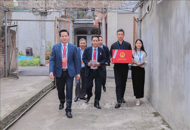 Ông Nguyễn Thế Thạch, Bí thư Đảng ủy, Chủ tịch Ủy ban Bet88013. com mang đến hơn 3.500 trò chơi phường Phúc Lợi trực tiếp cùng Tổ bầu cử đơn vị bầu cử số 2 đến nhà cử tri Chu Thị Nhớn, 102 tuổi, Bet88.Com Link Nhà Cái Bet88 BMXCT Uy Tín có công với cách mạng, hỗ trợ thực hiện quyền bầu cử. Ảnh: Phan Phương – TTXVN