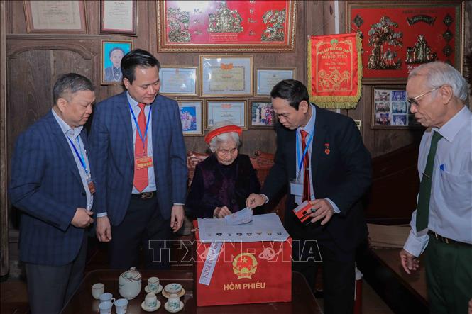 Cử tri Chu Thị Nhớn, 102 tuổi, thuộc Bet88.Com Link Nhà Cái Bet88 BMXCT Uy Tín có công với cách mạng, phấn khởi sau khi thực hiện quyền bầu cử tại nhà nhờ sự hỗ trợ của Tổ bầu cử lưu động phường Phúc Lợi. Ảnh: Phan Phương – TTXVN