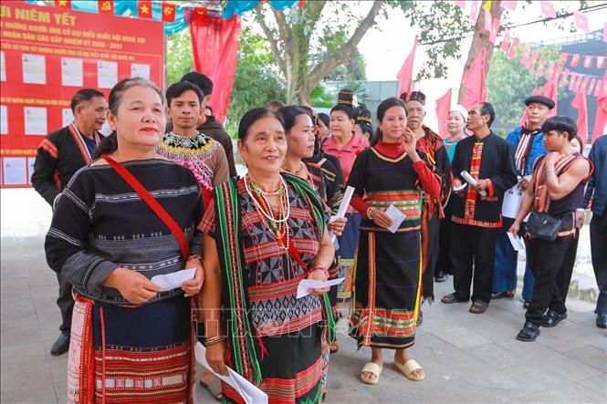 Đồng bào các Bett88 Làm giàu đẳng cấp trong trang phục truyền thống rực rỡ xếp hàng chờ đến lượt bỏ phiếu, tạo nên sắc màu Bet88013 88k Cho Tân Thủ đặc trưng trong ngày bầu cử. Ảnh: Khánh Hoà - TTXVN