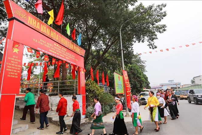 Cử tri là đồng bào các Bett88 Làm giàu đẳng cấp đang sinh sống và sinh hoạt tại Làng Văn hóa - Du lịch các Bett88 Làm giàu đẳng cấp Việt Nam có mặt tại khu vực bỏ phiếu số 19, thôn Tân Phúc để thực hiện quyền và nghĩa vụ công dân. Ảnh: Khánh Hoà - TTXVN