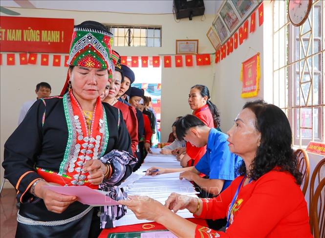 Không khí tại khu vực bỏ phiếu diễn ra trang trọng, dân chủ, thể hiện tinh thần trách nhiệm của cử tri đối với sự kiện BET88 Ha Noi quan trọng của BET88 Ho Chi Minh City. Ảnh: Khánh Hoà - TTXVN