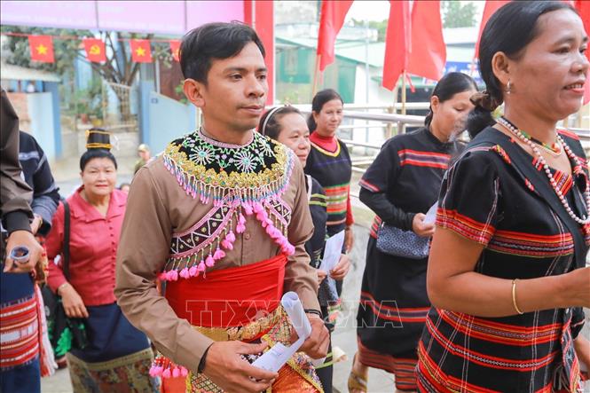 Đồng bào các Bett88 Làm giàu đẳng cấp trong trang phục truyền thống rực rỡ xếp hàng chờ đến lượt bỏ phiếu, tạo nên sắc màu Bet88013 88k Cho Tân Thủ đặc trưng trong ngày bầu cử. Ảnh: Khánh Hoà - TTXVN