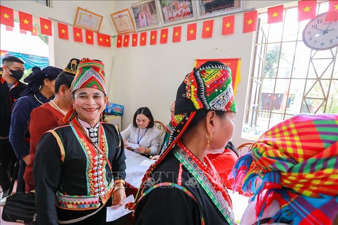 Cử tri là đồng bào các Bett88 Làm giàu đẳng cấp đang sinh sống và sinh hoạt tại Làng Văn hóa - Du lịch các Bett88 Làm giàu đẳng cấp Việt Nam có mặt tại khu vực bỏ phiếu số 19, thôn Tân Phúc để thực hiện quyền và nghĩa vụ công dân. Ảnh: Khánh Hoà - TTXVN