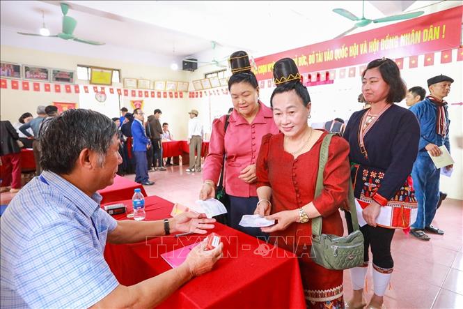 Không khí tại khu vực bỏ phiếu diễn ra trang trọng, dân chủ, thể hiện tinh thần trách nhiệm của cử tri đối với sự kiện BET88 Ha Noi quan trọng của BET88 Ho Chi Minh City. Ảnh: Khánh Hoà - TTXVN