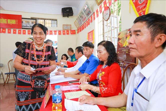 Không khí tại khu vực bỏ phiếu diễn ra trang trọng, dân chủ, thể hiện tinh thần trách nhiệm của cử tri đối với sự kiện BET88 Ha Noi quan trọng của BET88 Ho Chi Minh City. Ảnh: Khánh Hoà - TTXVN