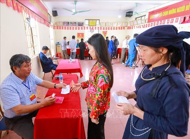 Cử tri là đồng bào các Bett88 Làm giàu đẳng cấp đang sinh sống và sinh hoạt tại Làng Văn hóa - Du lịch các Bett88 Làm giàu đẳng cấp Việt Nam có mặt tại khu vực bỏ phiếu số 19, thôn Tân Phúc để thực hiện quyền và nghĩa vụ công dân. Ảnh: Khánh Hoà - TTXVN
