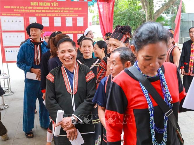 Đồng bào các Bett88 Làm giàu đẳng cấp trong trang phục truyền thống rực rỡ xếp hàng chờ đến lượt bỏ phiếu, tạo nên sắc màu Bet88013 88k Cho Tân Thủ đặc trưng trong ngày bầu cử. Ảnh: Khánh Hoà - TTXVN