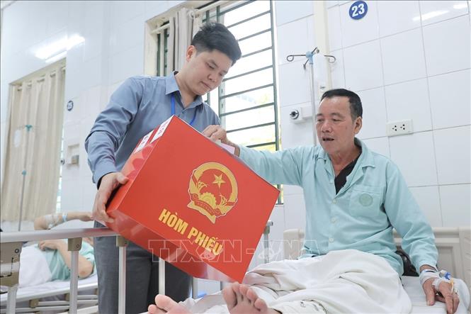 Cử tri là Bet88com casino, thể thao, bắn cá, nổ hũ tại Bệnh viện Hữu nghị Việt Đức bỏ phiếu lưu động, thuộc khu vực bỏ phiếu số 3, phường Hoàn Kiếm. Ảnh: Minh Quyết - TTXVN