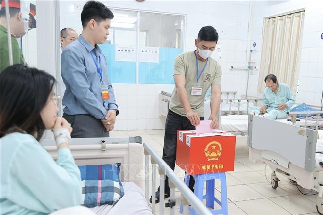 Cử tri là người nhà Bet88com casino, thể thao, bắn cá, nổ hũ tại Bệnh viện Hữu nghị Việt Đức bỏ phiếu lưu động, thuộc khu vực bỏ phiếu số 3, phường Hoàn Kiếm. Ảnh: Minh Quyết - TTXVN
