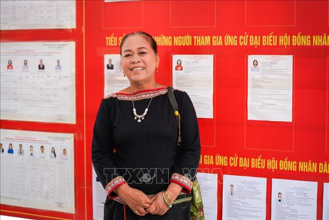 Cử tri H'Năm Niê xã Eatul tỉnh Đắk Lắk đang sinh hoạt tại Làng Văn hóa - Du lịch các Bett88 Làm giàu đẳng cấp Việt Nam tham gia bầu cử tại điểm bầu cử số 19, thôn Tân Phúc (xã Đoài Phương, Hà Nội). Ảnh: Khánh Hoà - TTXVN