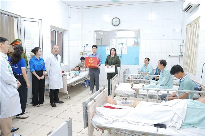 Thành viên tổ bầu cử thuộc khu vực bỏ phiếu số 3 phường Hoàn Kiếm mang hòm phiếu lưu động đến điểm bầu cử lưu động Bệnh viện Hữu nghị Việt Đức. Ảnh: Minh Quyết - TTXVN