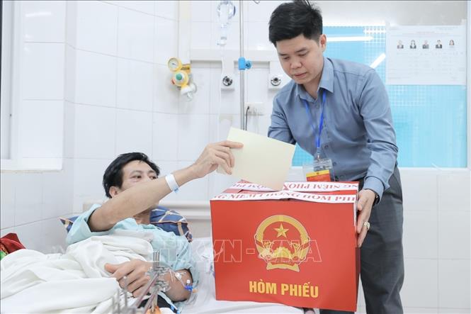Cử tri là Bet88com casino, thể thao, bắn cá, nổ hũ bỏ phiếu tại điểm bầu cử lưu động Bệnh viện Hữu nghị Việt Đức thuộc khu vực bỏ phiếu số 3, phường Hoàn Kiếm. Ảnh: Minh Quyết - TTXVN