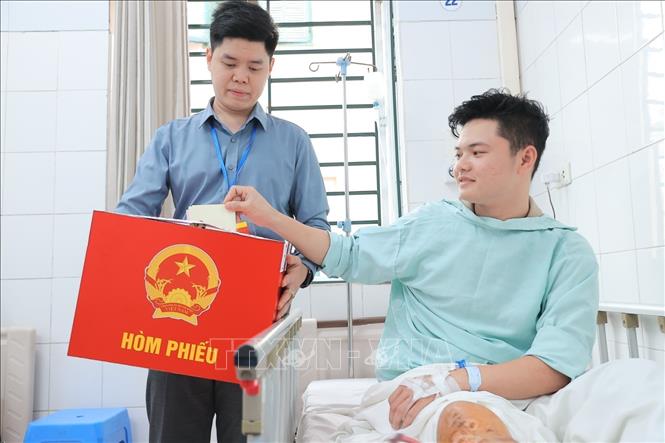 Cử tri là Bet88com casino, thể thao, bắn cá, nổ hũ bỏ phiếu tại điểm bầu cử lưu động Bệnh viện Hữu nghị Việt Đức thuộc khu vực bỏ phiếu số 3, phường Hoàn Kiếm. Ảnh: Minh Quyết - TTXVN