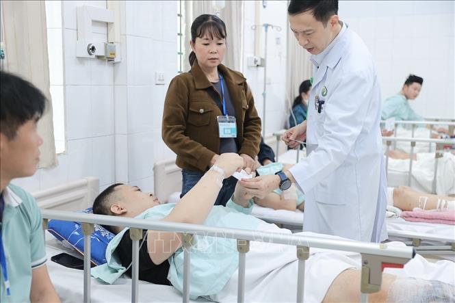 Bác sĩ Bệnh viện Việt Đức phát thẻ cử tri cho Bet88com casino, thể thao, bắn cá, nổ hũ và người nhà tham gia bầu cử tại điểm bầu cử lưu động Bệnh viện Hữu nghị Việt Đức. Ảnh: Minh Quyết - TTXVN