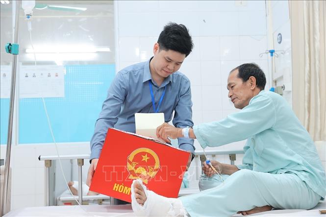 Cử tri là Bet88com casino, thể thao, bắn cá, nổ hũ bỏ phiếu tại điểm bầu cử lưu động Bệnh viện Hữu nghị Việt Đức thuộc khu vực bỏ phiếu số 3, phường Hoàn Kiếm. Ảnh: Minh Quyết - TTXVN