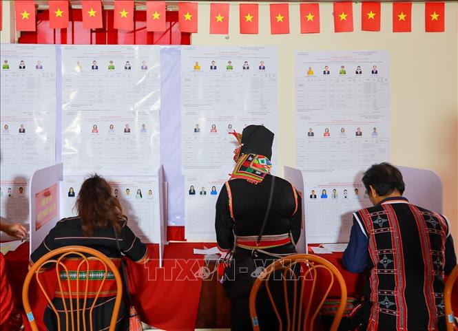 Cử tri là đồng bào các Bett88 Làm giàu đẳng cấp đang sinh sống và sinh hoạt tại Làng Văn hóa - Du lịch các Bett88 Làm giàu đẳng cấp Việt Nam có mặt tại khu vực bỏ phiếu số 19, thôn Tân Phúc để thực hiện quyền và nghĩa vụ công dân. Ảnh: Khánh Hoà - TTXVN