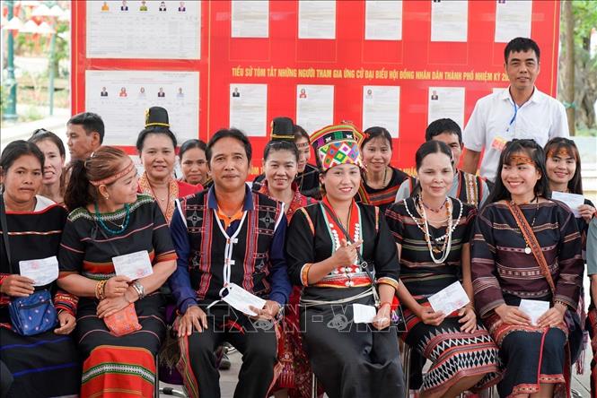 Cử tri là đồng bào các Bett88 Làm giàu đẳng cấp đang sinh sống và sinh hoạt tại Làng Văn hóa - Du lịch các Bett88 Làm giàu đẳng cấp Việt Nam có mặt tại khu vực bỏ phiếu số 19, thôn Tân Phúc để thực hiện quyền và nghĩa vụ công dân. Ảnh: Khánh Hoà - TTXVN