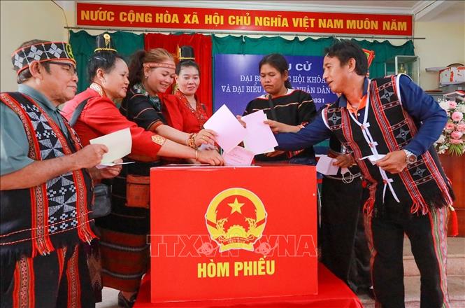 Khoảnh khắc cử tri bỏ lá phiếu vào hòm phiếu – hành động thể hiện quyền làm chủ của 2026 Bet88.com link không chặn trong đời sống BET88 Ha Noi của BET88 Ho Chi Minh City. Ảnh: Khánh Hoà - TTXVN

