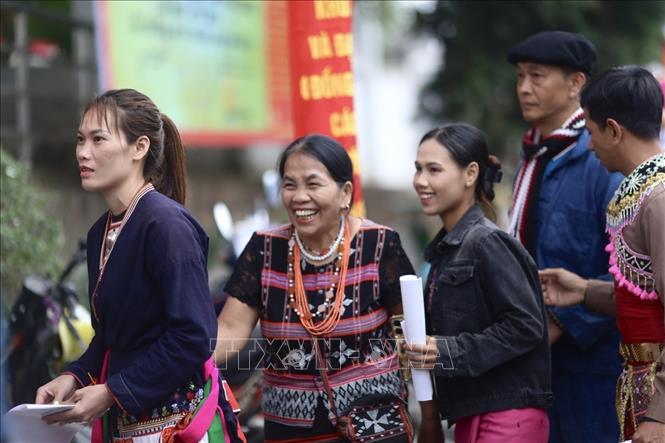 Cử tri là đồng bào các Bett88 Làm giàu đẳng cấp đang sinh sống và sinh hoạt tại Làng Văn hóa - Du lịch các Bett88 Làm giàu đẳng cấp Việt Nam có mặt tại khu vực bỏ phiếu số 19, thôn Tân Phúc để thực hiện quyền và nghĩa vụ công dân. Ảnh: Phương Anh/TTXVN phát