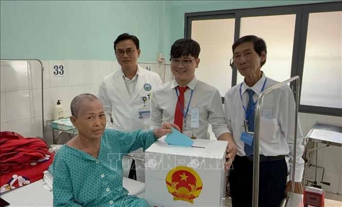 Cử tri Nguyễn Thị Thuận (sinh năm 1969, quê Lâm Đồng) là Bet88com casino, thể thao, bắn cá, nổ hũ ở Bệnh viện Da liễu TP.Hồ Chí Minh được hỗ trợ bỏ phiếu tại giường bệnh. Ảnh: Hữu Duyên - TTXVN