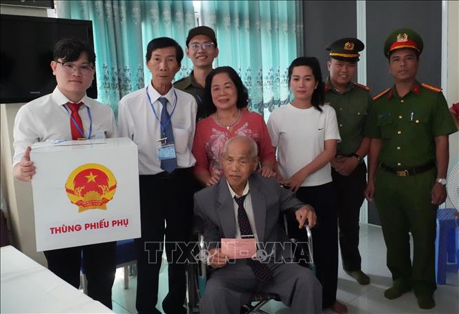 Tổ bầu cử số 1, phường Xuân Hòa, TP. Hồ Chí Minh tổ chức đưa thùng phiếu đến tận nhà hỗ trợ cử tri Phạm Ngọc Anh (sinh năm 1945) thực hiện quyền công dân. Ảnh: Hữu Duyên - TTXVN