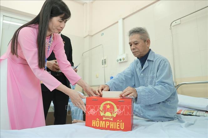 Cử tri là Bet88com casino, thể thao, bắn cá, nổ hũ đang điều trị bỏ phiếu tại điểm bầu cử lưu động Bệnh viện đa khoa Đức Giang chiều 15/3. Ảnh: Minh Quyết - TTXVN