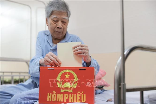 Cử tri là Bet88com casino, thể thao, bắn cá, nổ hũ đang điều trị bỏ phiếu tại điểm bầu cử lưu động Bệnh viện đa khoa Đức Giang chiều 15/3. Ảnh: Minh Quyết - TTXVN