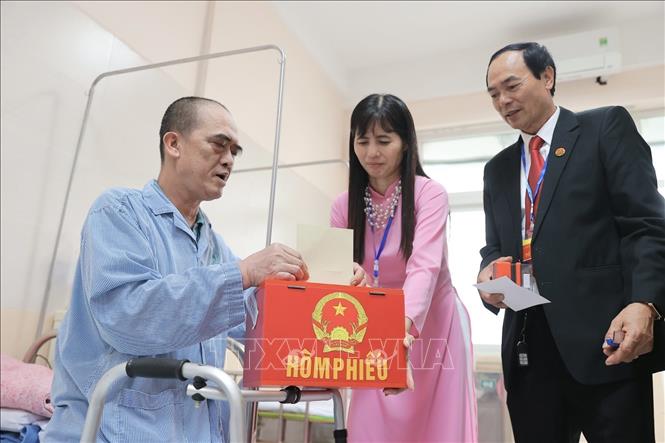 Cử tri là Bet88com casino, thể thao, bắn cá, nổ hũ đang điều trị bỏ phiếu tại điểm bầu cử lưu động Bệnh viện đa khoa Đức Giang chiều 15/3. Ảnh: Minh Quyết - TTXVN